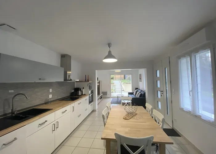 Maison Renovee Avec Cuisine Equipee A - Fr-1-541-148